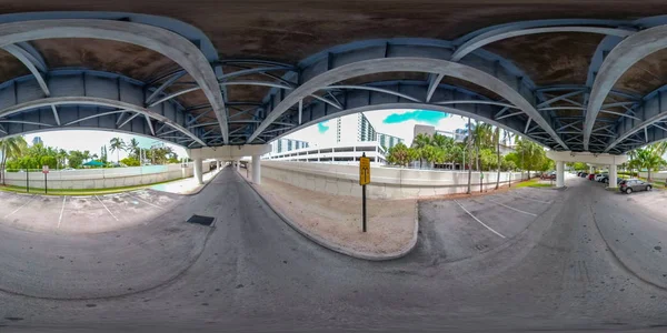 360 VR foto under en bro parkeringsplats sfäriska equirectangula — Stockfoto