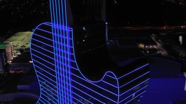空中透露夜间录像硬石吉他形状的酒店 — 图库视频影像