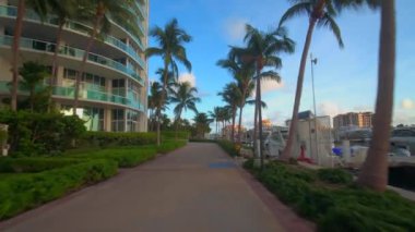 Koşucular pov hareketli görüntüler Miami Beach Marina yaya yolu