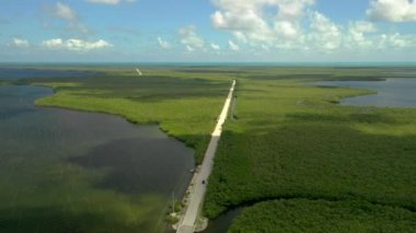 Florida Keys 'e giden Card Sound Yolu 4K hava aracı videosu