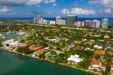 Bal Harbour Florida Usa 'da havadan çekilmiş lüks fotoğraf evleri