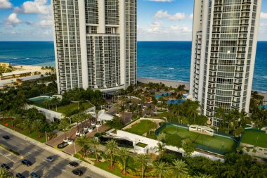 Şatafatlı Trump kulelerinin hava fotoğrafı Sunny Isles Beach Fl