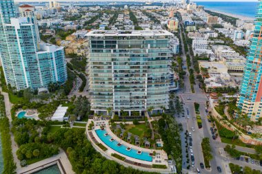 Havadan çekilmiş fotoğraf Miami Plajı lüks bir apartman dairesi.