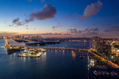 Miami Plajı 'nda güzel bir gece. Görüntü köprüleri gösteriyor.
