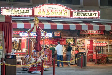 Jaxsons Dondurma Salonu Dania Beach Fl Usa 'nın gece fotoğrafı.