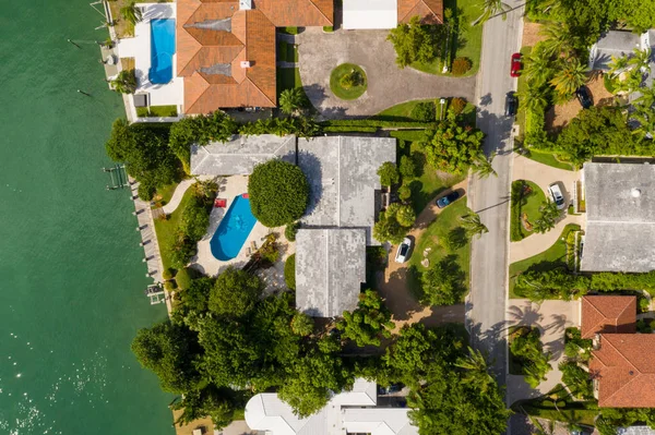 Luftaufnahme von Luxusvillen in Miami Beach auf der Insel — Stockfoto