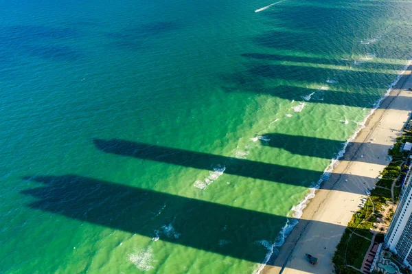 Aerial photo of skyscraper shadows in the ocean and beach — Stock Photo, Image