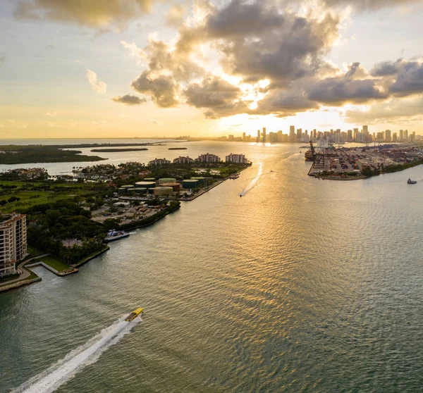 Miami båtar solnedgångar och hamnöar vacker typisk dag i Fl — Stockfoto
