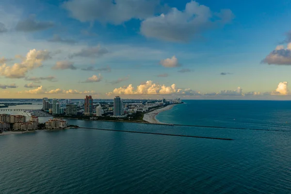 Fotografia aérea Miami Beach entrada ao anoitecer Oceano Atlântico e coasta — Fotografia de Stock