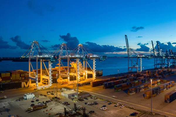 Puerto Miami cargando buque de carga MSC por la noche disparado con dron aéreo — Foto de Stock