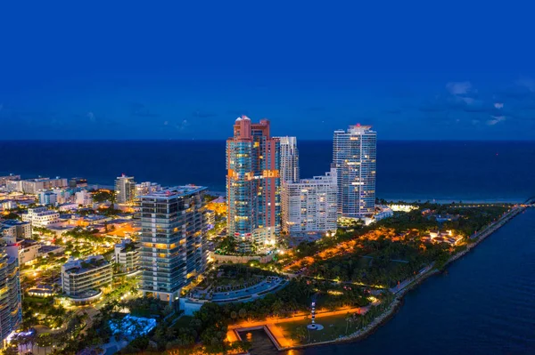 Luftbild Nacht miami Strand Eigentumswohnungen beleuchtet Süden po — Stockfoto