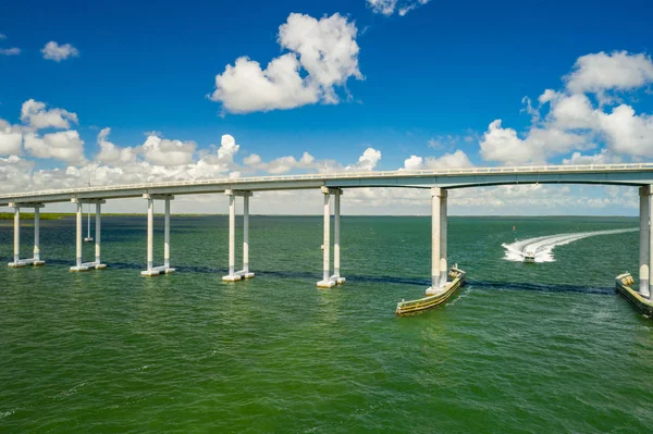 Flygfoto av Monroe County Toll Bridge Card Sound Road till — Stockfoto