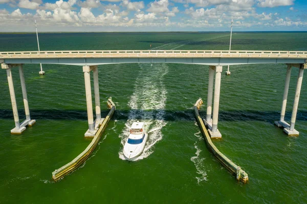 Barco fotográfico aéreo passando sob ponte Florida Keys — Fotografia de Stock