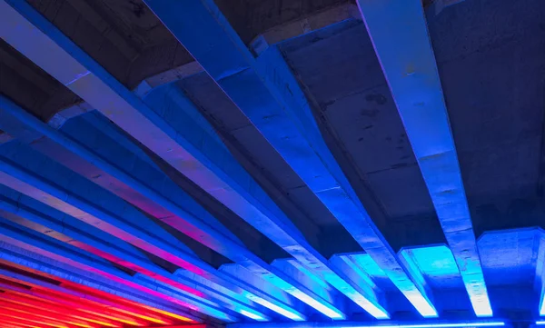 Γέφυρα με μπλε νέον και κόκκινα φώτα από κάτω — Φωτογραφία Αρχείου