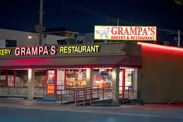 Grampas Bakery and Restaurant Dania Beach FL ночью — стоковое фото