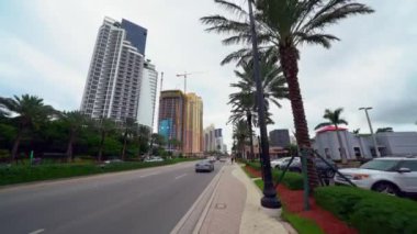Hareket alanı görüntüsü Sunny Isles Beach Collins Bulvarı kaldırımında sabit kamera 4K ile çekilmiştir.