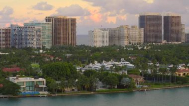 Lüks malikaneler ve yatlar Bal Harbour Miami Fl 4k hava aracı ile vuruldu.