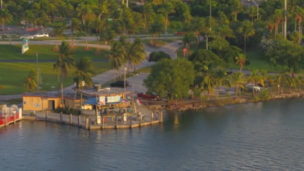 Filmagem Aérea Barco Posto Gasolina Miami Beach — Vídeo de Stock