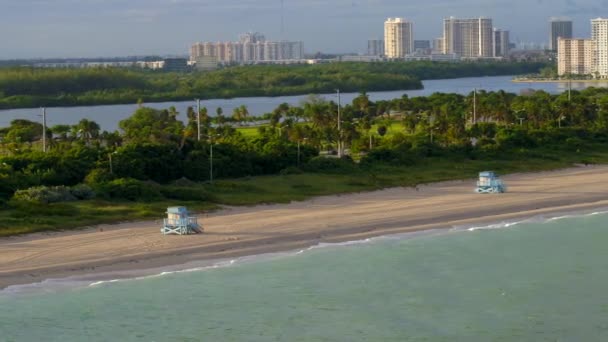 迈阿密Haulover海滩救生员塔 用4K无人驾驶飞机60P发射 — 图库视频影像