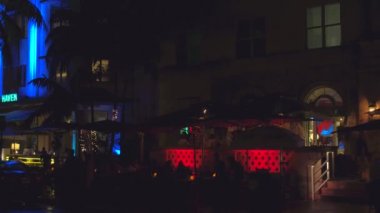 Neon ışıkları olan otellerin gece görüntüsü. Okyanus, Miami Beach Florida.