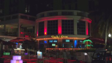 Tekila Chicas restoranı ve Miami Beach Ocean Drive barı.