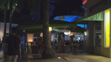 Hareket dengeleyici Ocean Drive 4k üzerindeki Miami Plajı 'nda video turistleri dengede tutuyor.