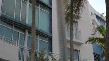 Yakın çekim Miami Sahili mimarisi ve palmiye ağaçları 4k