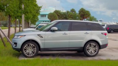 Hareket görüntüsü Range Rover lüks SUV 4k izleme atışı 3 eksen titreşimli sabitlendi