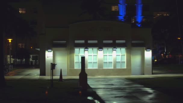 Miami Beach Public Restrooms Night Motion Video — Stock Video