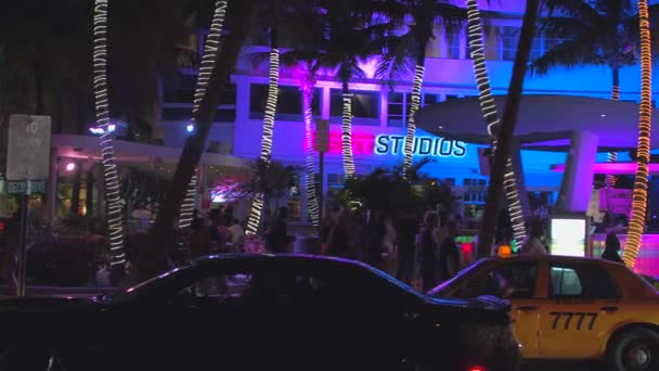 Streetview Panning Shot Clevelander Miami Beach Neon Night Lights — ストック動画
