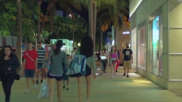 Turisté Chůze Nakupování Lincoln Road Miami Beach Noci Záběr Gimbal — Stock video