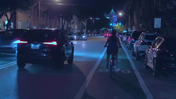 Frau Die Nachts Auf Radweg Fährt Folgt Schuss — Stockvideo