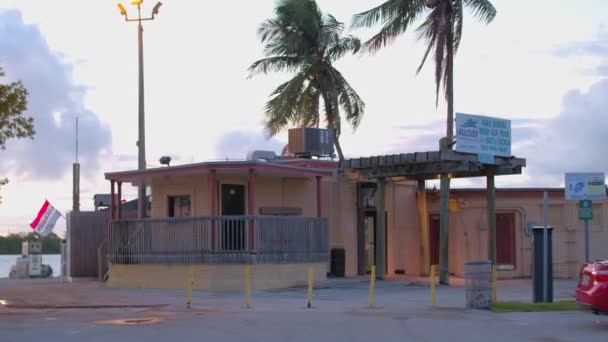 Haulover Miami Beach Marina Bensinstation Skjuten Med Gimbal Stabiliserad Rörelse — Stockvideo