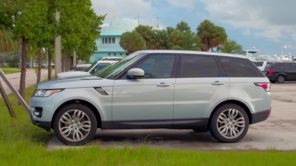 Bewegingsbeelden Range Rover Luxe Suv Tracking Shot Gestabiliseerd Met Assige — Stockvideo