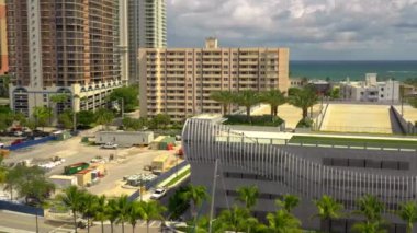  Fort Lauderdale Las Olas belediye otoparkında hava görüntülerini inceliyorum.