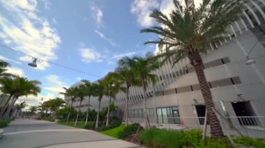 Yeni modern Fort Lauderdale kamu otoparkı yapısı. Titreşimli kamera ile çekilmiş.