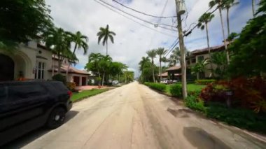 Güney Florida 'da lüks bir mahallede araba sürmek.