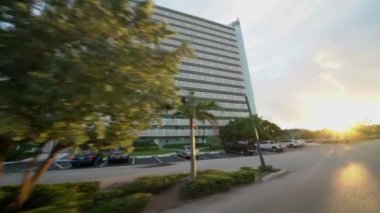 Fort Lauderdale 'deki Breakwater Kuleleri' nin sabit kamera 4K ile çekilmiş hareket görüntüleri.