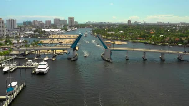 オラスが空中映像を開く橋を描くフォートローダーデールボートショーのセットアップ2019 — ストック動画