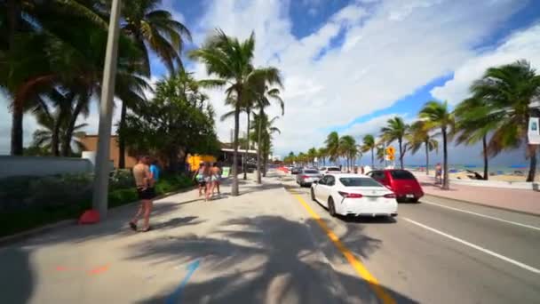 Bicicleta Através Tráfego Fort Lauderdale Beach Boulevard — Vídeo de Stock