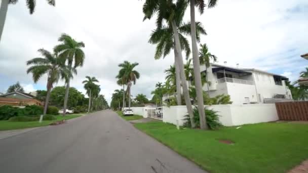 Modern Luxury Home Palm Trees Shot Motion Gimbal Camera — Stock Video
