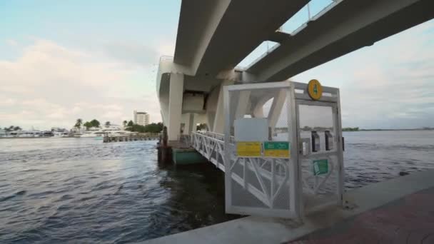 Движение Видео Водное Такси Остановка Номер Улице Мост Форт Лодердейл — стоковое видео
