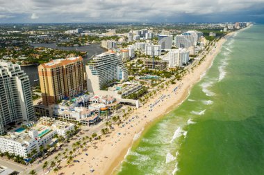Fort Lauderdale Sahili 'nin renkli insansız hava aracı fotoğrafı.