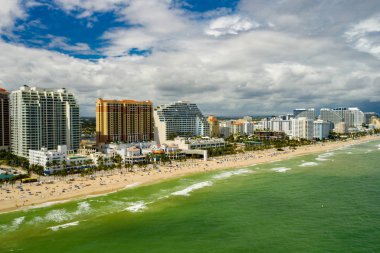 Sahilde havadan çekilmiş fotoğraflar ve Fort Lauderd 'deki apartmanlar.
