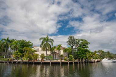 Güney Florida 'daki lüks deniz kıyısındaki evlerden uzak bir ihtimal.