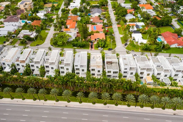 Luxury townhomes in a neighborhood with palm trees — Stock Photo, Image