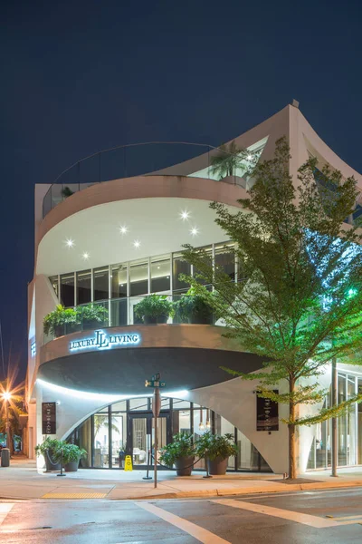 Foto nocturna de la tienda Luxury Living Design District Miami Flo — Foto de Stock