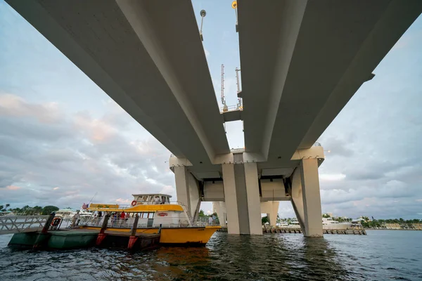 People on the Fort Lauderdale water taxi under the 17th Street B — Stock Photo, Image