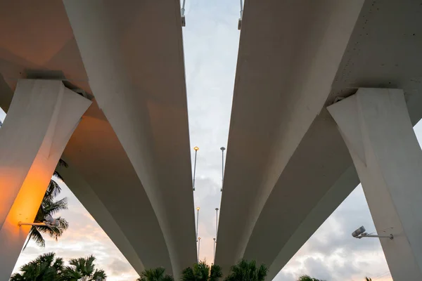 Foto sob a ponte da calçada da rua 17th Fort Lauderdale FL — Fotografia de Stock