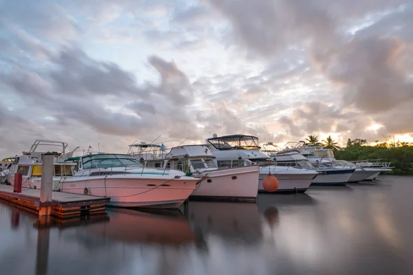 Boten bij jachthaven schemering foto — Stockfoto